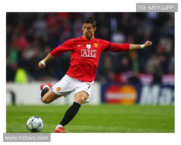 球迷冲进场内抢C罗球衣引发欧冠赛场奇葩一幕